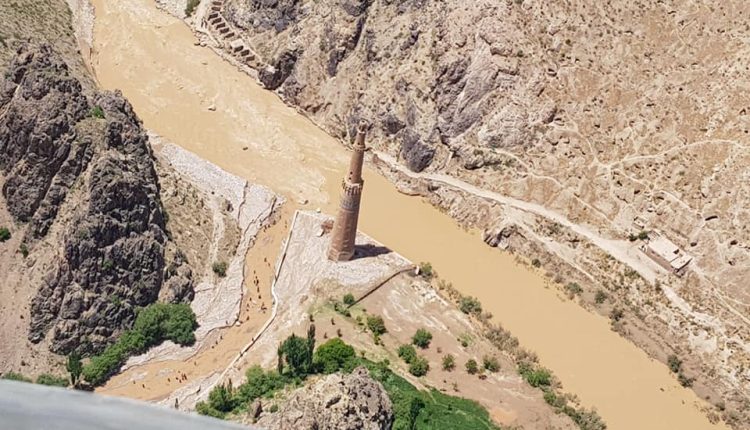به منار جام غور(اثر باستانی و تاریخی افغانستان) باید توجه جدی کرد / منار جام غور در خطر فروپاشی است
